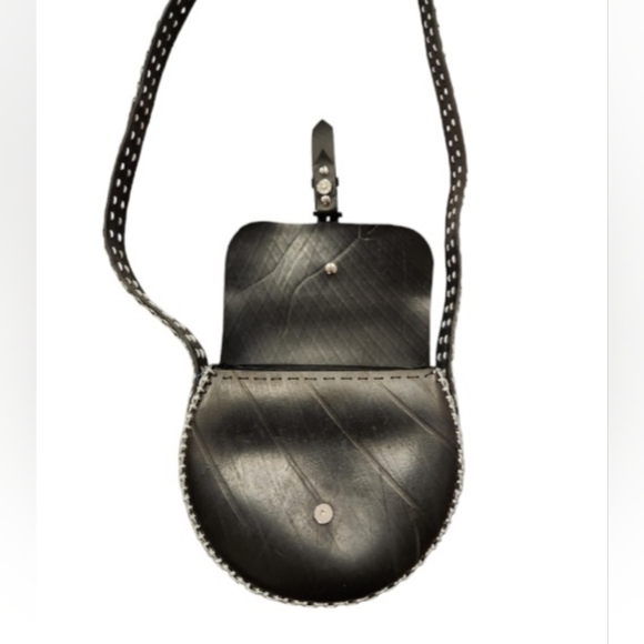 Upcycled Black Vegan Leather Purse with Silver Metal Hardware using Soda Tabs - Picture 4 of 10